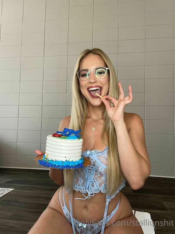 9 days to my birthday!!! I'm so excited! 😍😍😍 Open to gifts f..