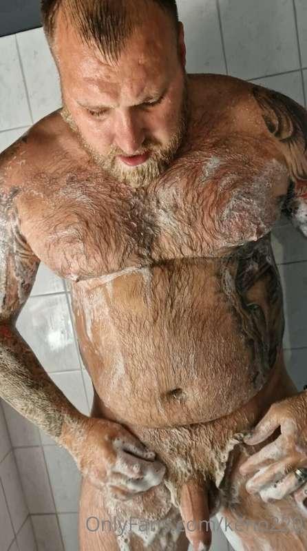 Morning guys, shower time!