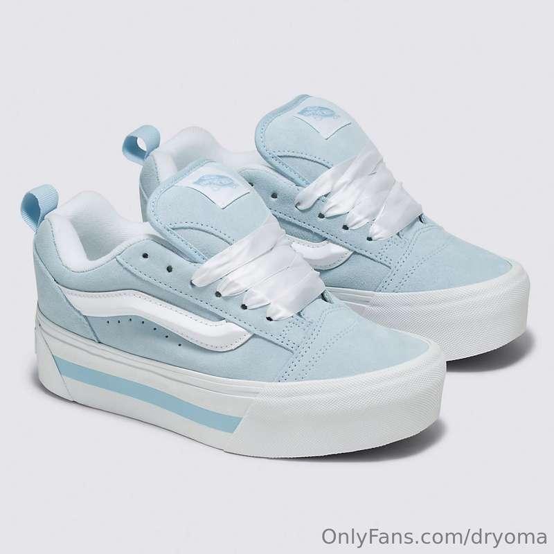 Okay, I'll just ask 😅
Who wants to buy me sneakers, I'm in l..
