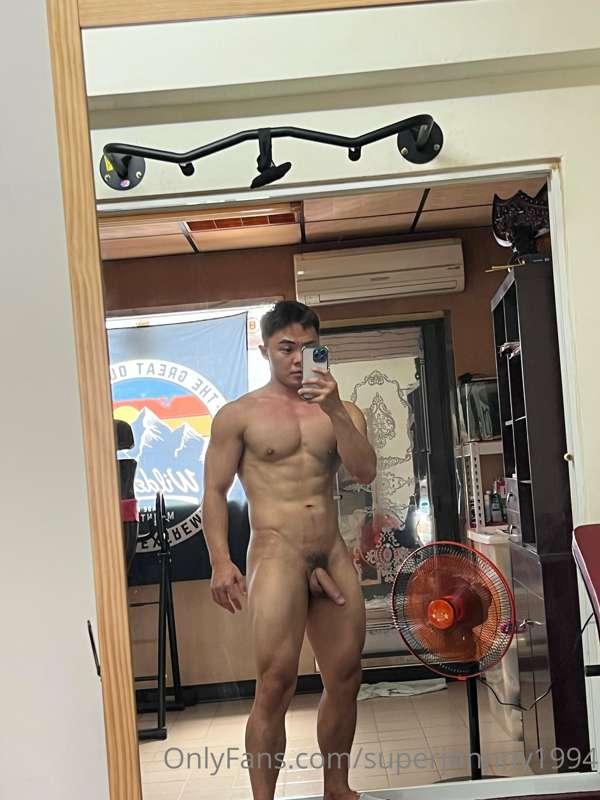 好久沒有全裸健身 好爽啊😚
幫我擦汗💦寶貝還要插😏
Naked fitness❤️

寶貝哪一張比較好看🥺