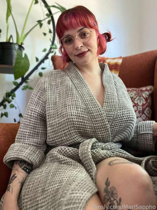 I love wearing robes, they make reveals quite easy 😈