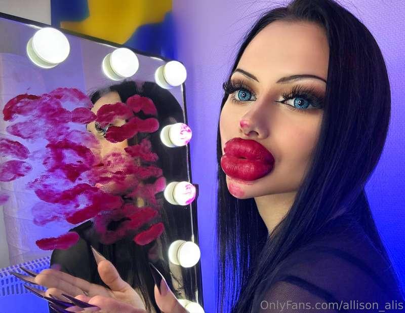 My biggest lips NEW KISSING VIDEO 💋
Lips close up 😍
Applying..