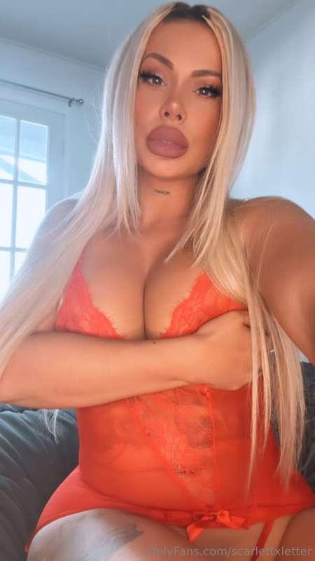 Can you take a few seconds to look at my tits? 🙈