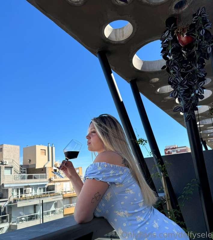 una buena copa de vino✔️una hermosa vista✔️ahora me falta un..