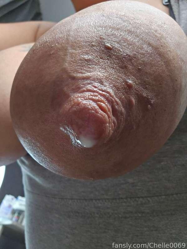 High def milky nipple closeup 😈😈💦
#Redhead #MILF #saggytits #hugeareolas #curvy #mombod #veins #veinytits #boobveins #milk #milkytits #lactation #lactating 