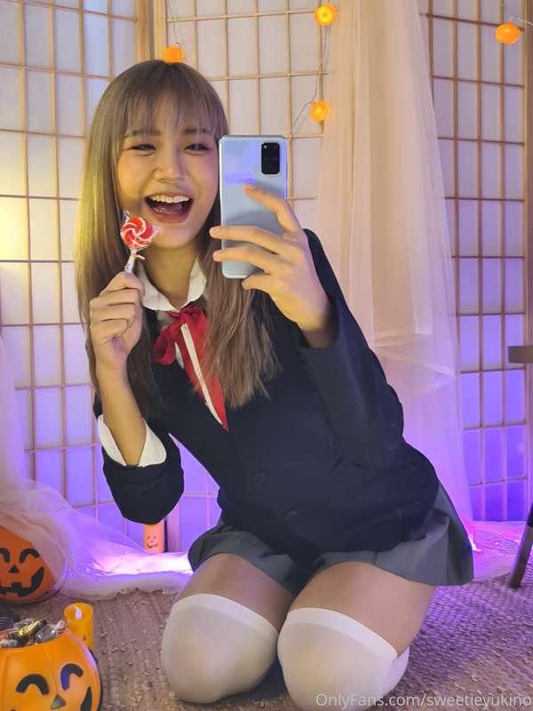 How many licks does it take to get to the center of your Too..