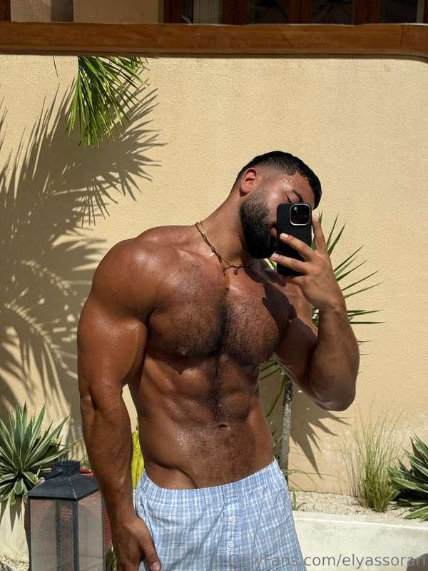 bet you wanna touch😈