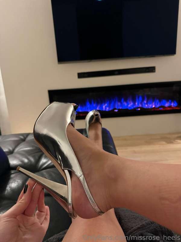 Come clean my heels… do you like heel worshipping? ⬇️ 👇