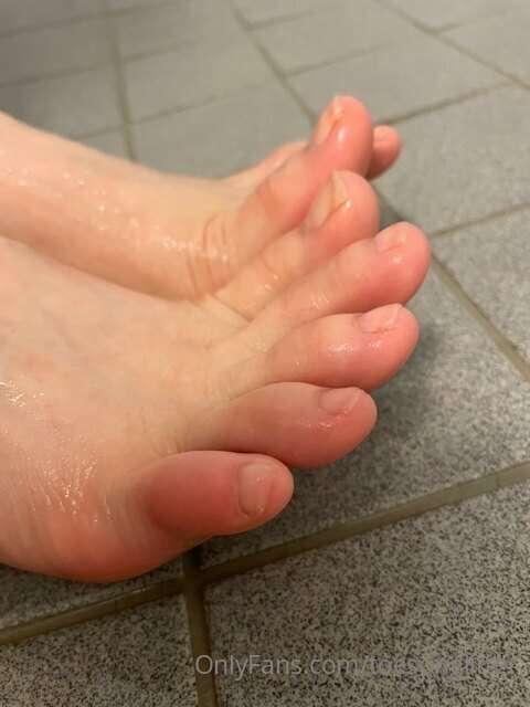 Moist toes 💖