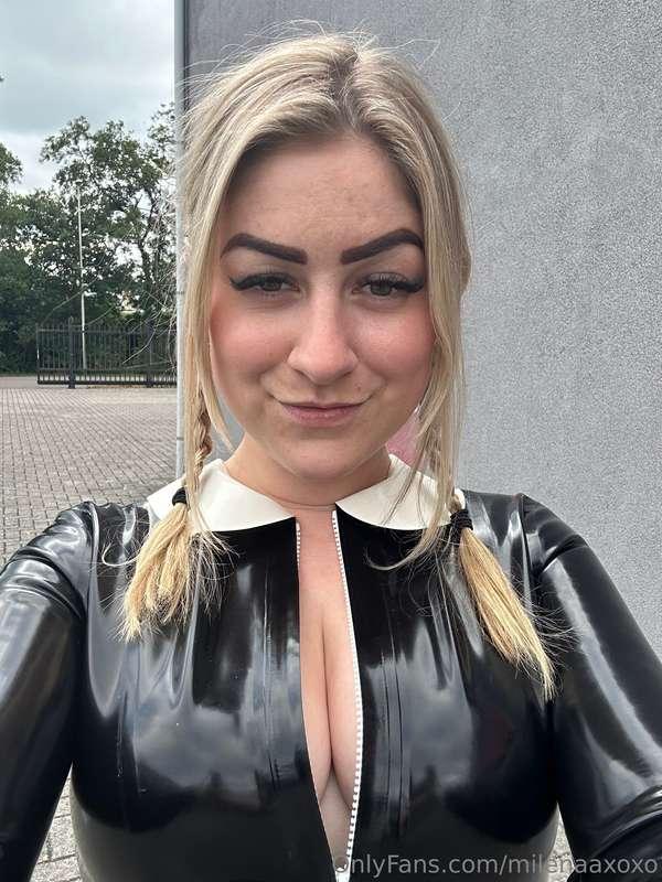 Sorry for being a bit quiet today, but I had a Latex shoot 🤭..