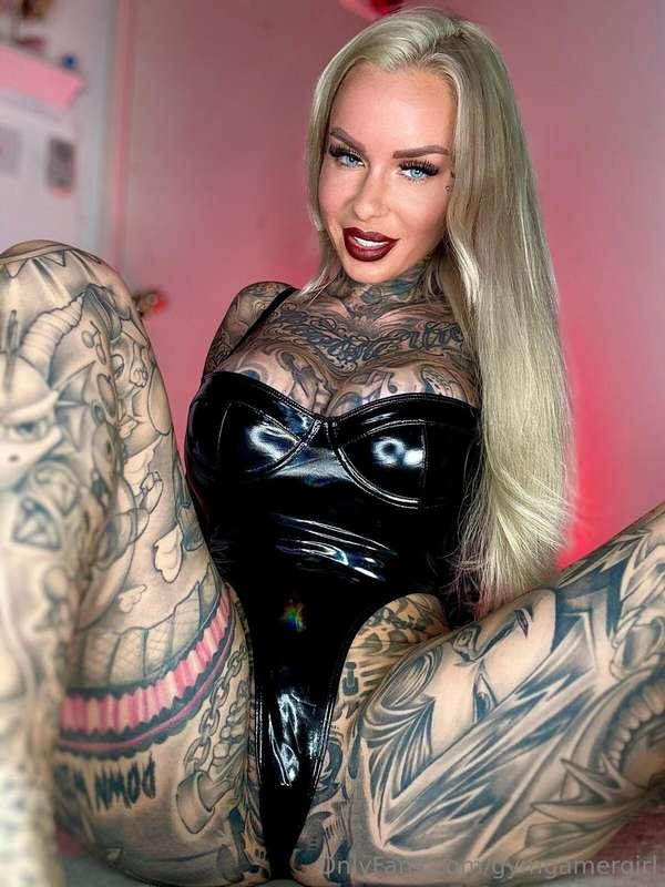 **Are you a titty or a pussy guy?😈🍒**