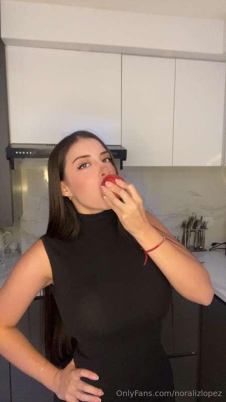one bite, and u’ll be hooked🍎🔥