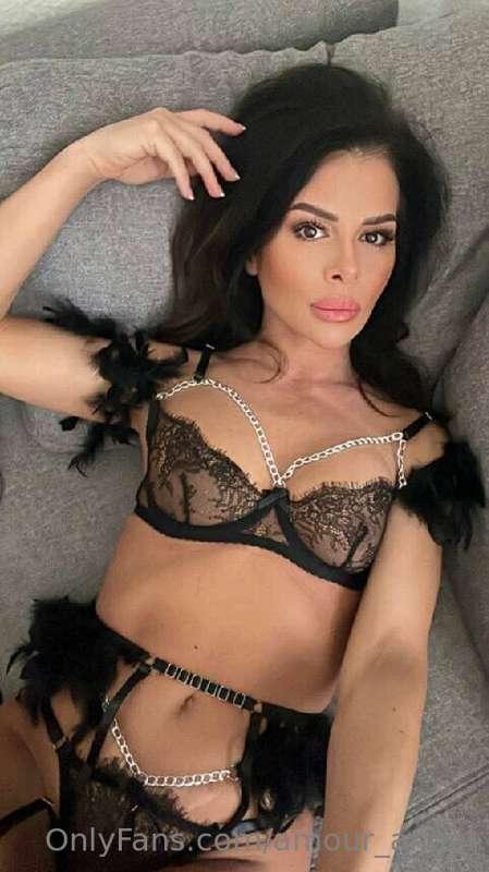 ## This sexy🍒 MILF🍒 loves to have sex, loves anal and challe..