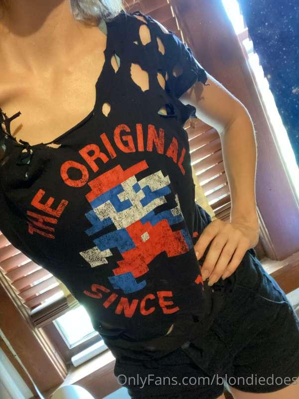 Happy Friday! Here’s my outfit for the day :3