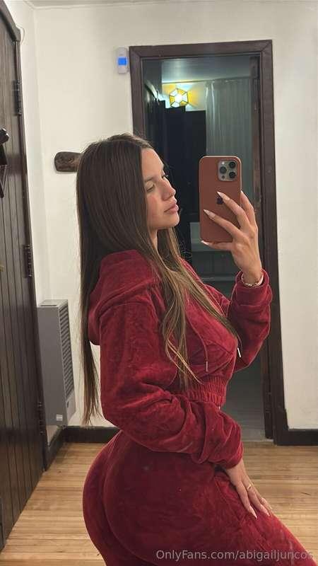 hoy me puse este conjuntito rojo de peluchito...bien calenti..