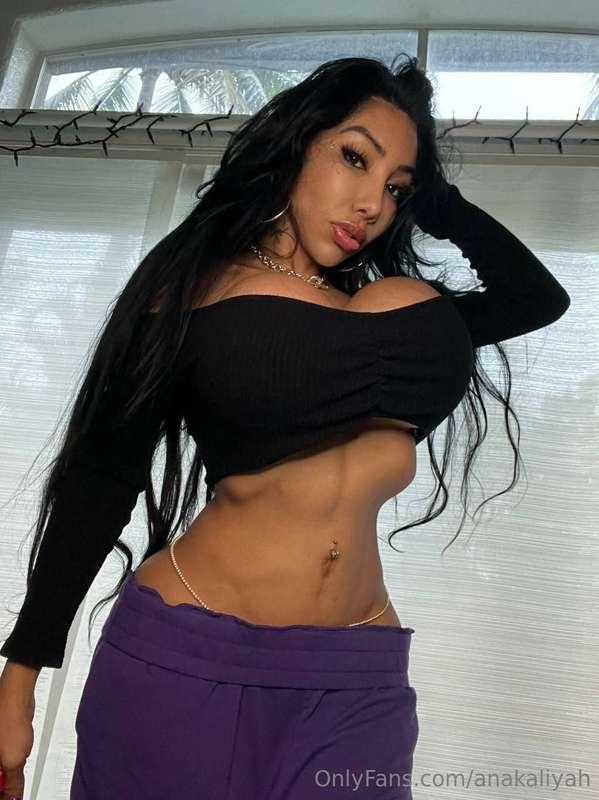 My tiny waist is so grabbable 😏