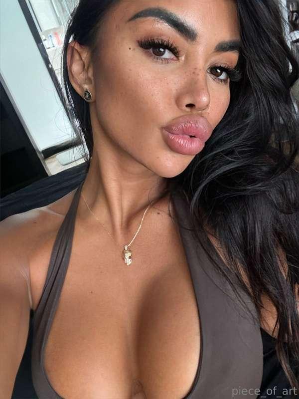 Give me a kiss, I promise you won't ever forget it😇