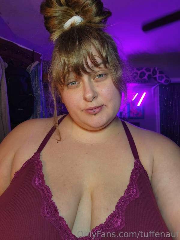 🎶 Love the way they hang, babe, fuck the silicone Everybody ..