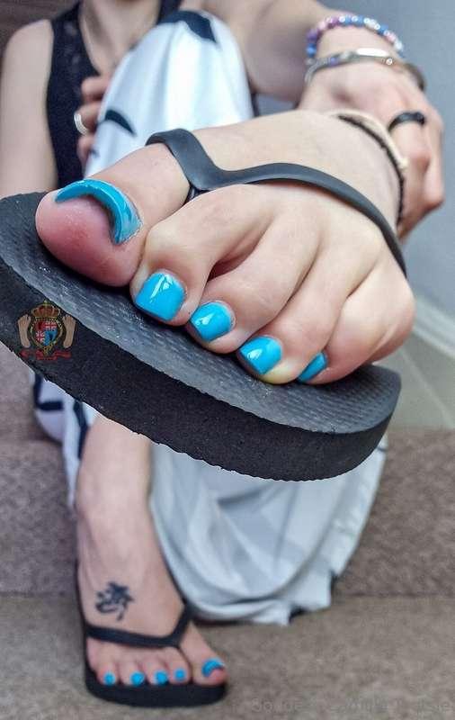 Flip flops always make my feet dirty 🙄 Line up to lick them ..