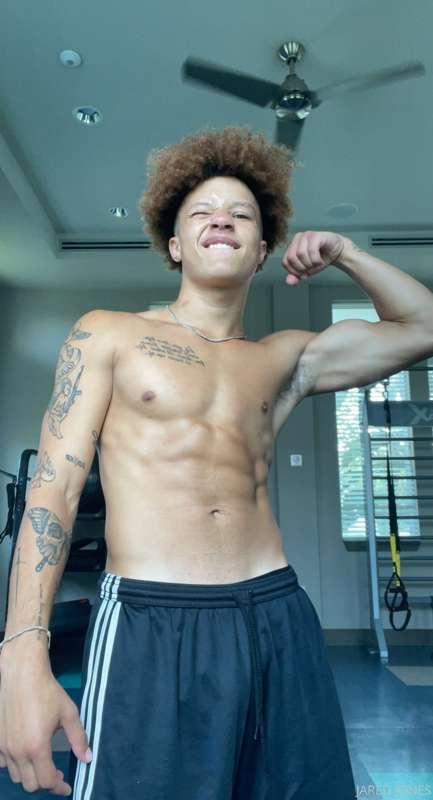 Who wants to see me sweaty and naked after this workout 😈👀 t..