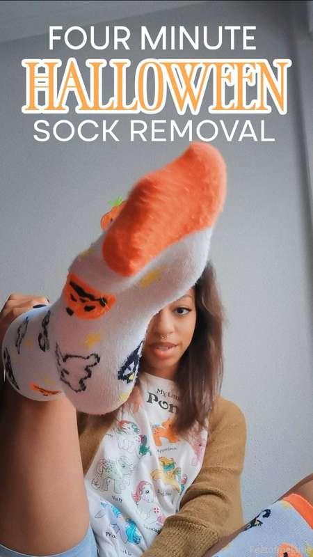 👻 ***4 MIN HALLOWEEN SOCK REMOVAL*** 👻

Happy friday everyon..