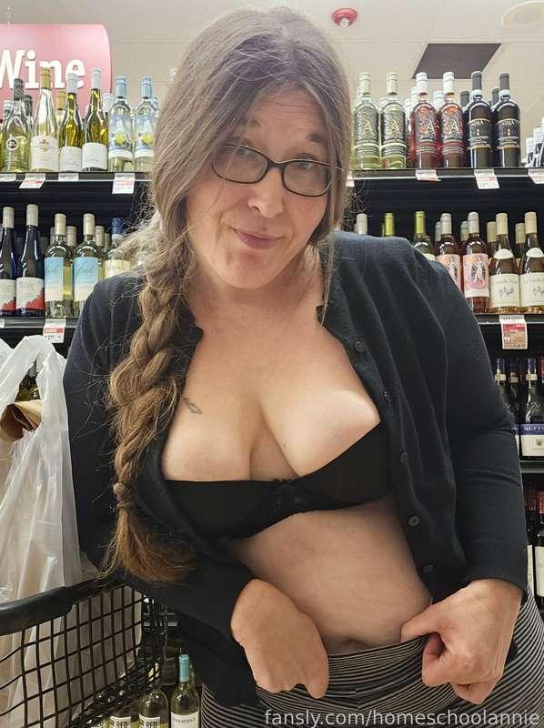 At Giant Eagle yesterday, buying some wine after being a cheating whore while hubby was stuck at home working.

#cleavage #bra #lingerie #braids #public #milf #pawg #ohio #shopping #flashing