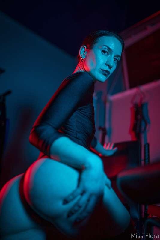 Ass, boots and this look that brings you to your knees...