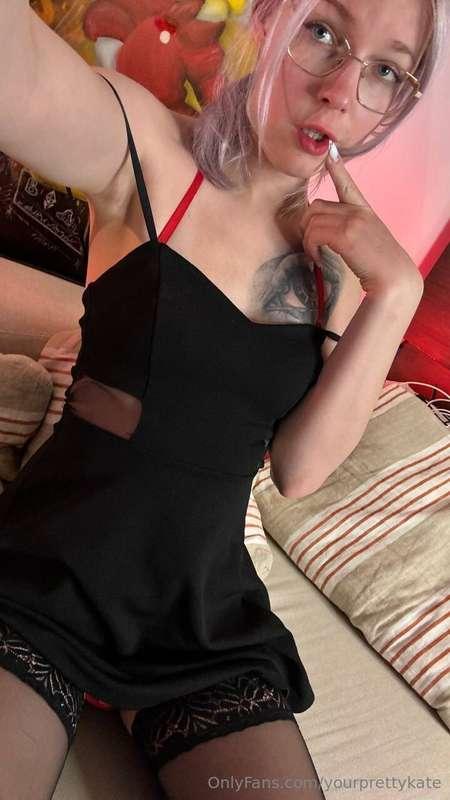 Black fits me like a second mood 💋