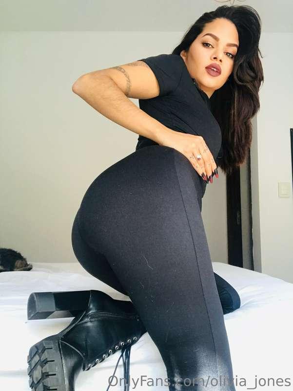 do u like the way this catsuit looks on me?😏🥵