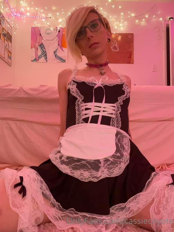 I just wanna look pretty and clean your room for you!! ...an..