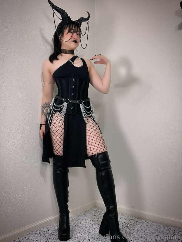 Does this scream demoness or succubus? 😈 sneak peak of my ou..
