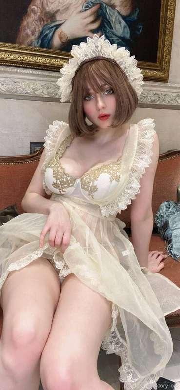 Cutie maid Isolde really has a lot to do! And how does she m..