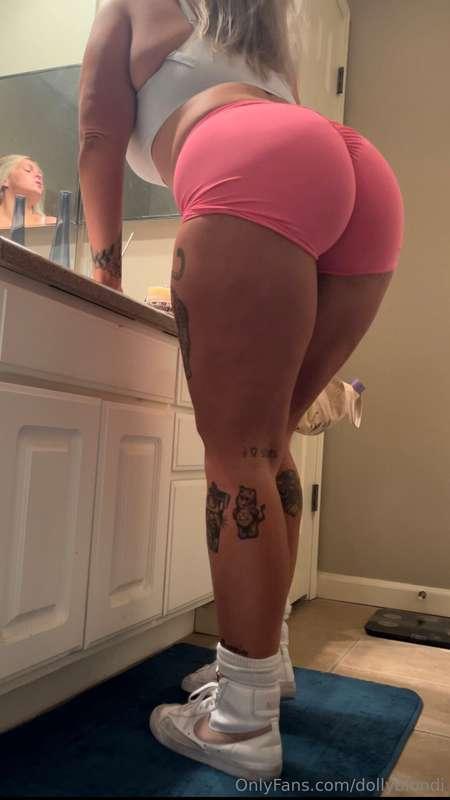 Rise and grind it’s gym time 🍑