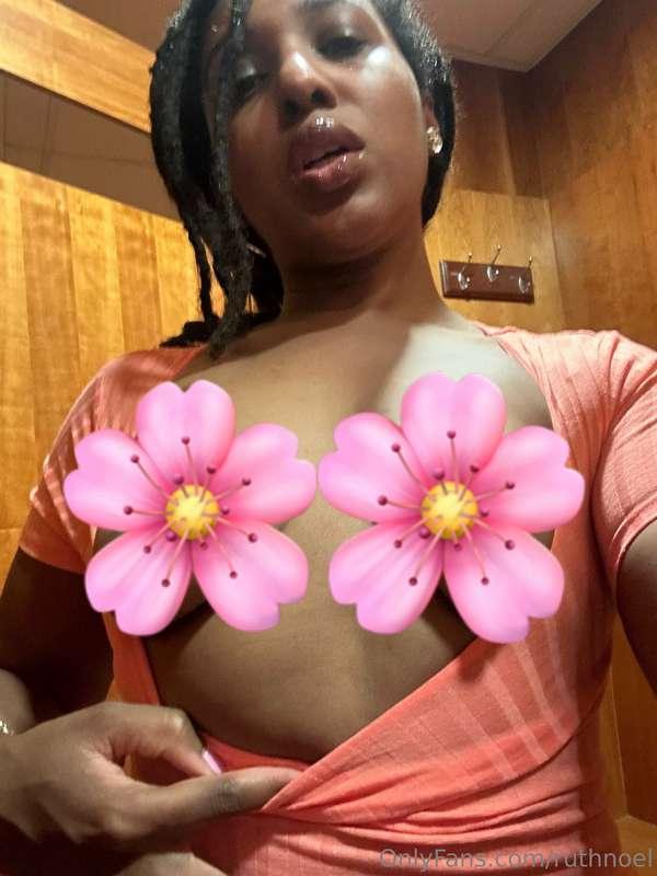 Happy Sunday 👀🌸🌸
