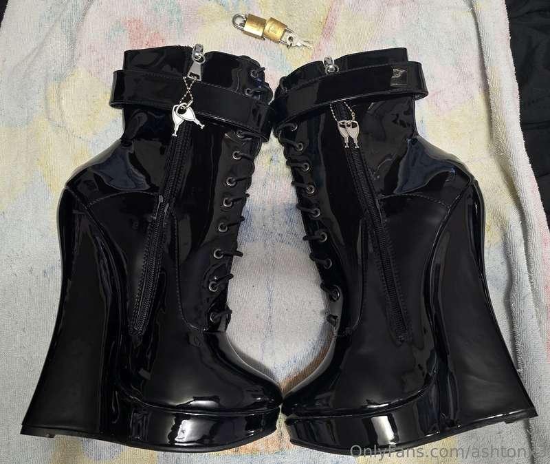 Which do you like better? Black or pink 💗?