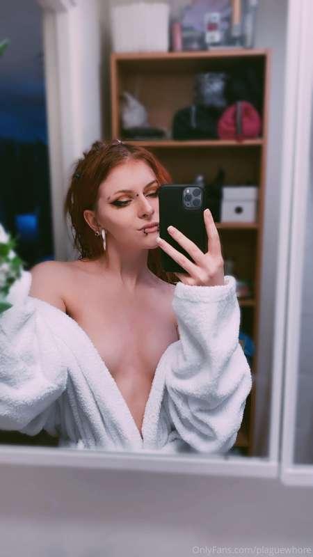What’s under the robe? 👀
bonus butt pic! 🥰