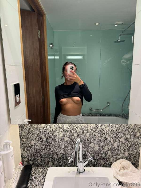 Spot my tiny titties 🍒