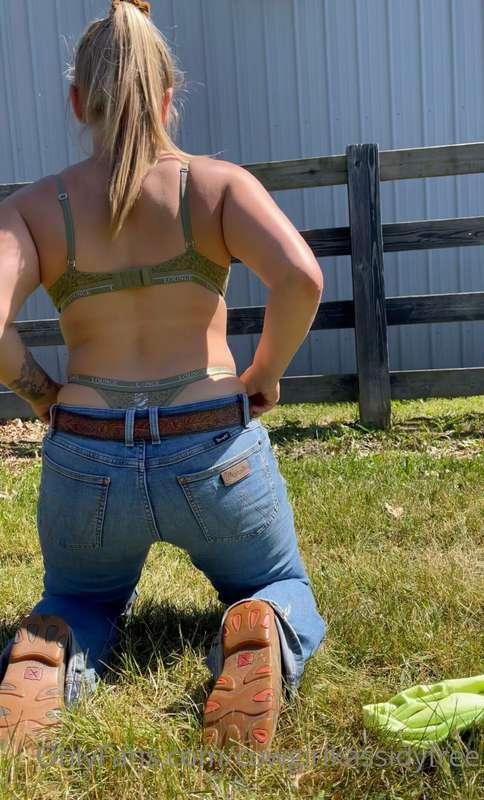 Fingering my pretty pussy at the barn yesterday 🥵
