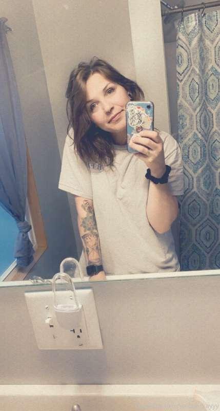 Before work mirror pics, enjoy the rough look 😴😴