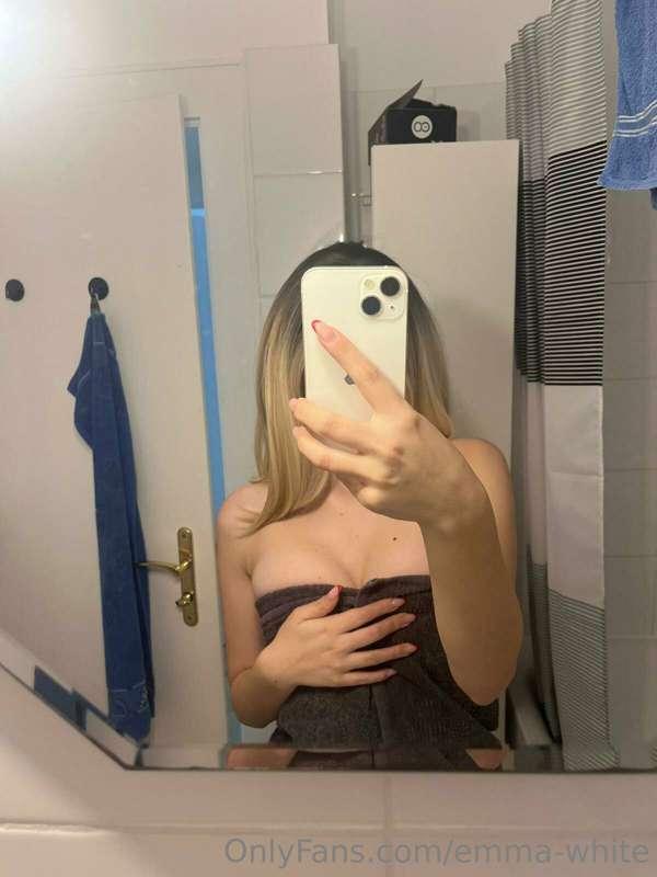 Ich war gerade duschen💦😊
und anstatt Samstag Abend in den Cl..
