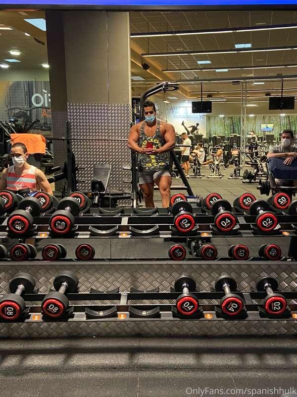 This time I was been stared in stereo.... the guy in the lef..
