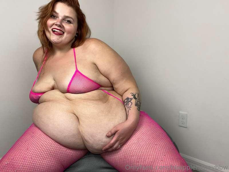 Monday morning belly shots anyone? 💕
How hot am I in pink? 😍..