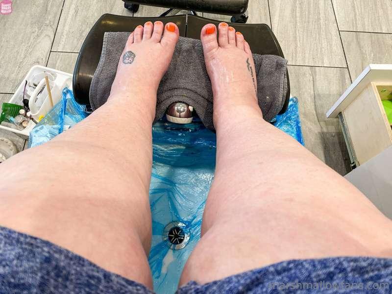 Pretty chubby toes. 🧡