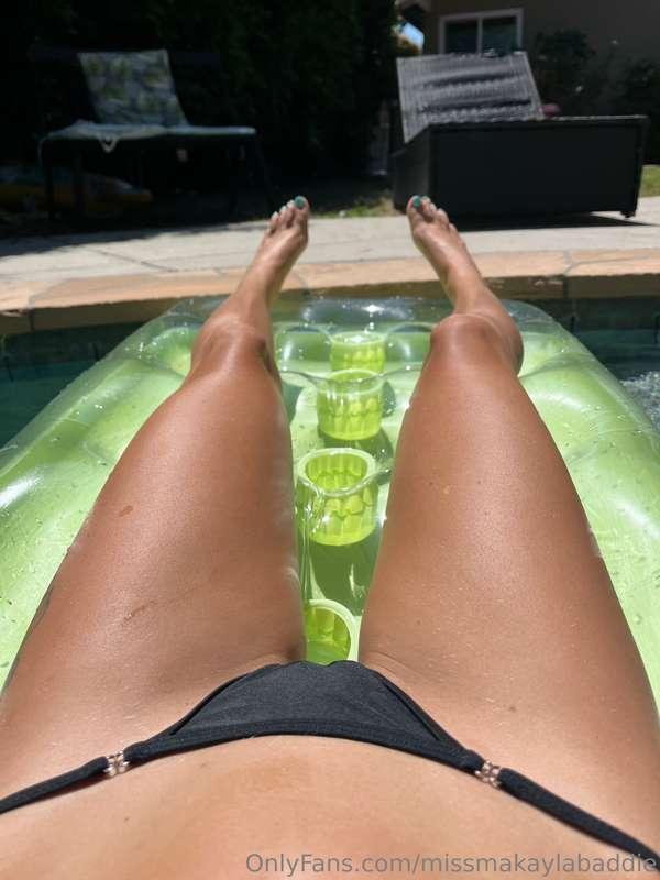 ✨New Solo Video✨  I’m on my pool float fingering my pussy an..