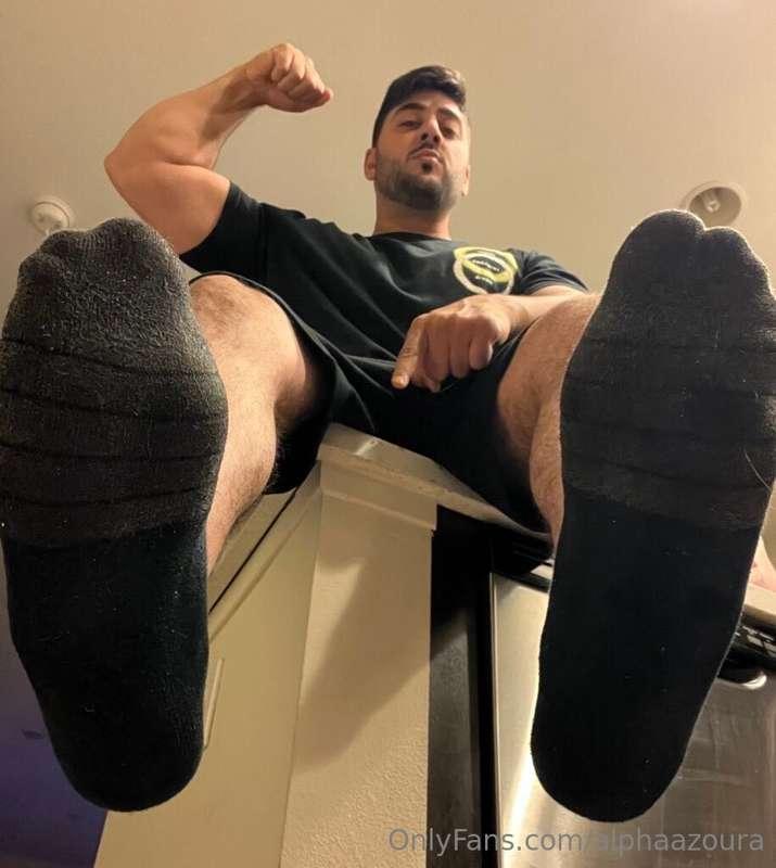 Spend your Saturday under my GIANT FEET Gooning and Simping ..