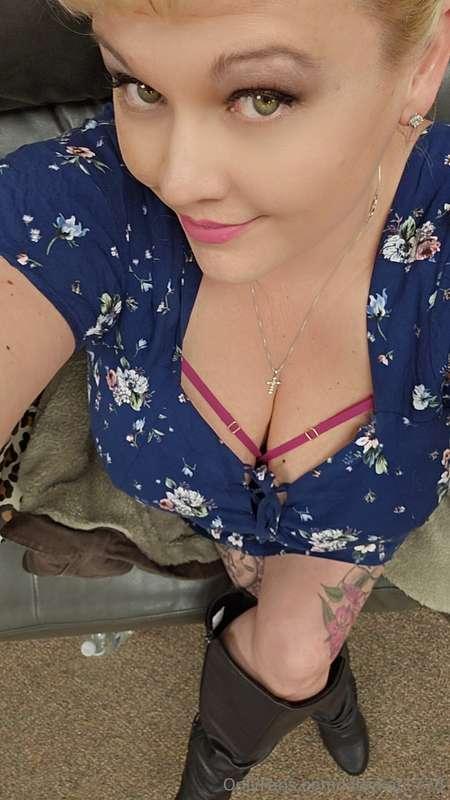 Time for my tattoo session 😻 love wearing a dress.... hmmm w..