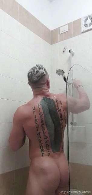 Shower time ! Video to come. Click to see the full pic 😜