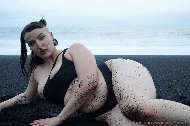 curvy goth girlfriend at your service 🖤😘