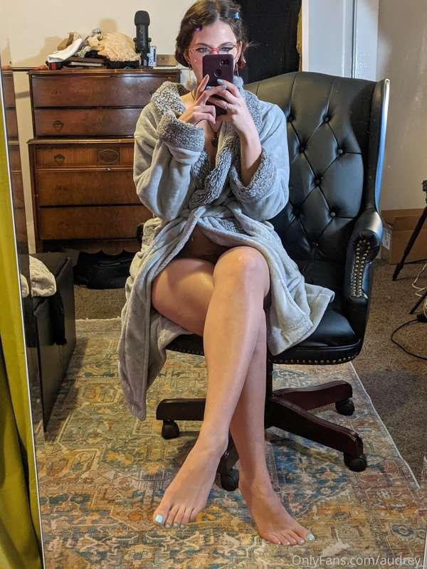I'm dressed like an old woman rn.... Gotta slut this outfit ..