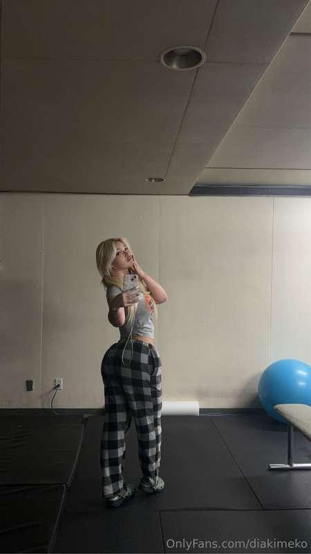 Hoping that I will fall asleep.. dreaming of you. DM me what..